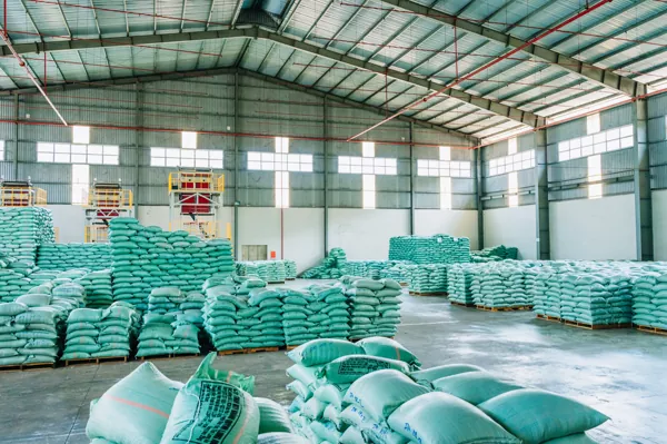 Giá nguyên liệu thô Polyethylene & PP tăng vọt: Tác động đến việc cung cấp màng căng và cách Yuhong phản ứng